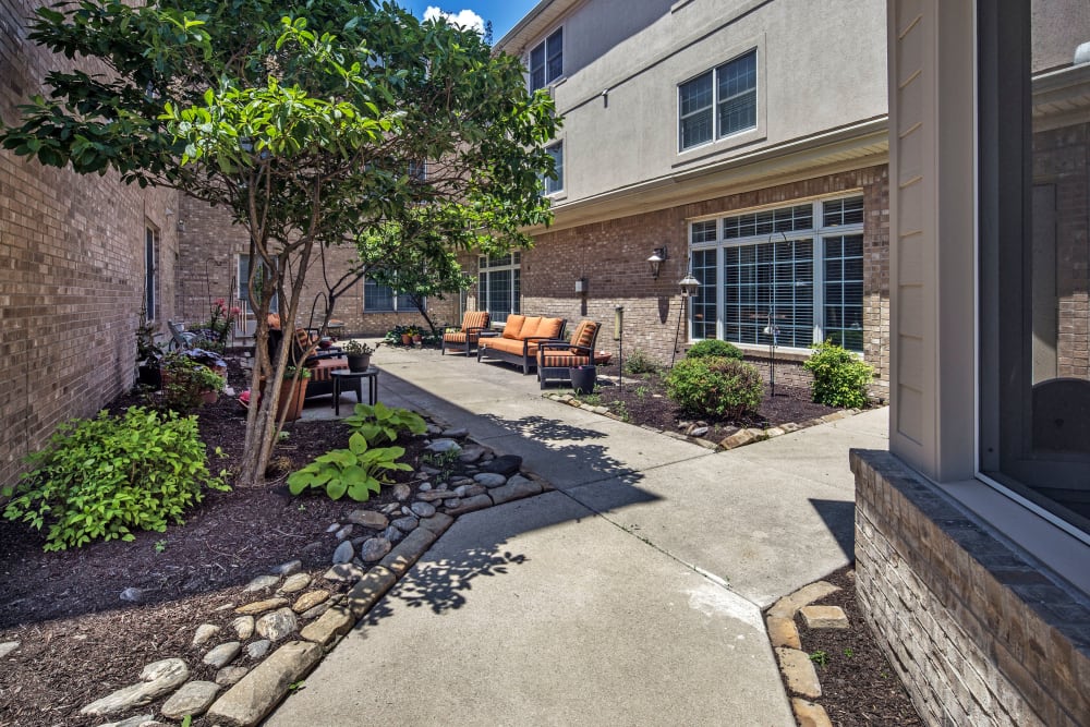 Outdoor courtyard at GreenTree at Mt. Vernon in Mt. Vernon , Illinois