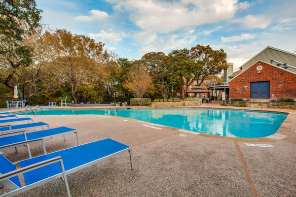 Lounge seating beside the community swimming pool at Verandahs at Cliffside Apartments in Arlington, Texas