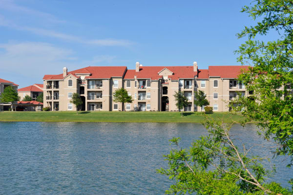 Outside view in Crescent Cove at Lakepointe