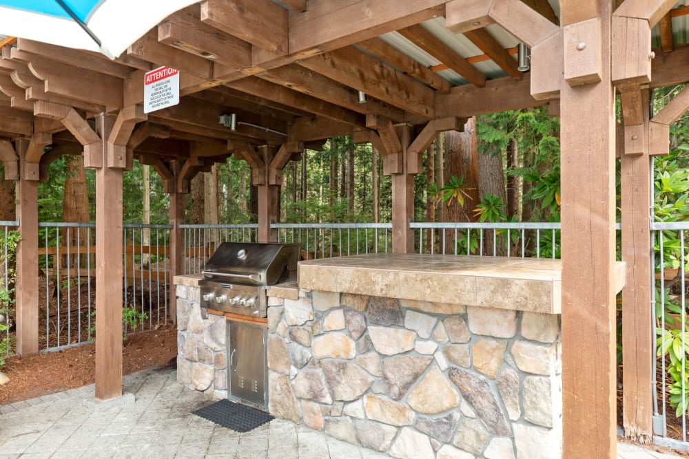 The covered community grilling area at Wildreed Apartments in Everett, Washington