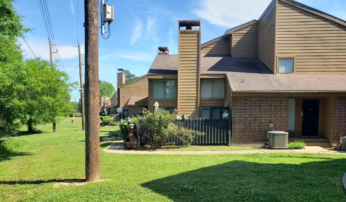 Apartment exterior view at Oaks of Kingwood Apartments in Kingwood, Texas