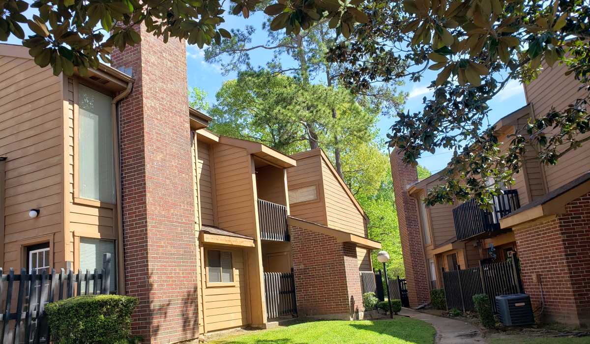Apartment courtyard at Oaks of Kingwood Apartments in Kingwood, Texas