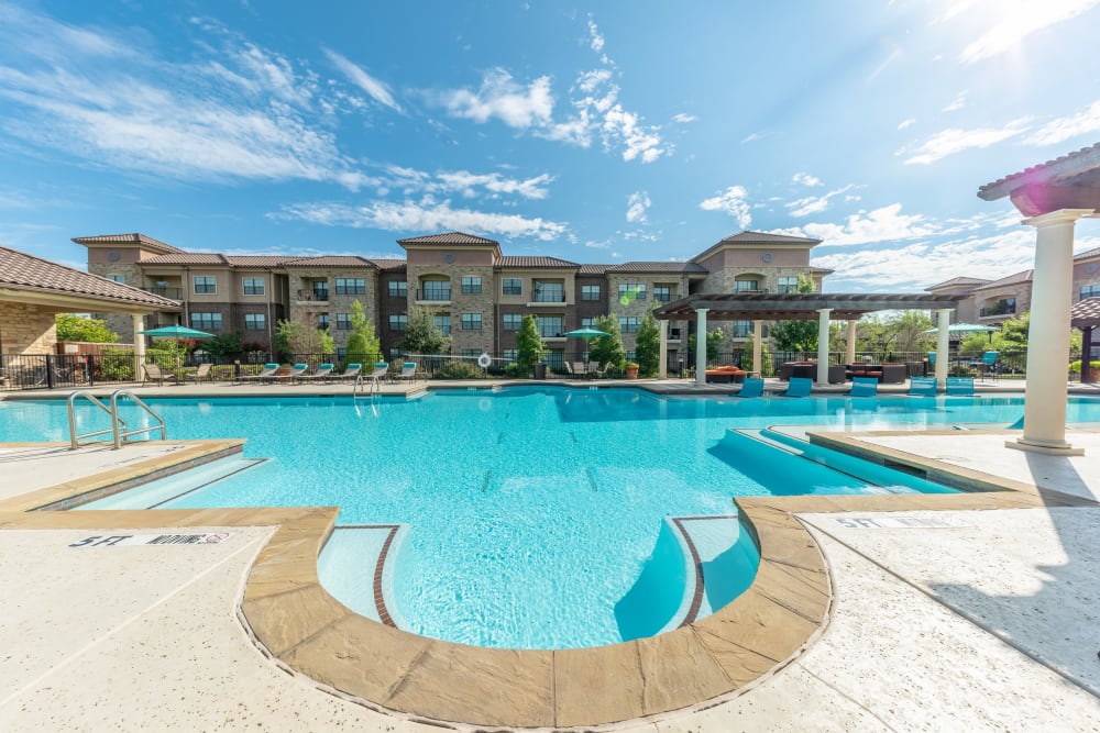 Huge inviting outdoor swimming pool at Evolv in Mansfield, Texas