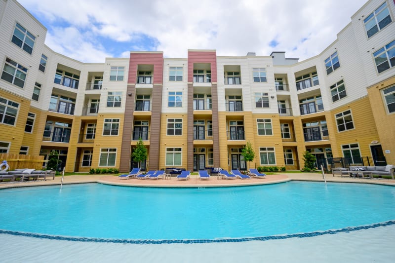 Large resort style swimming pool at Aspire at 610 in Houston, Texas