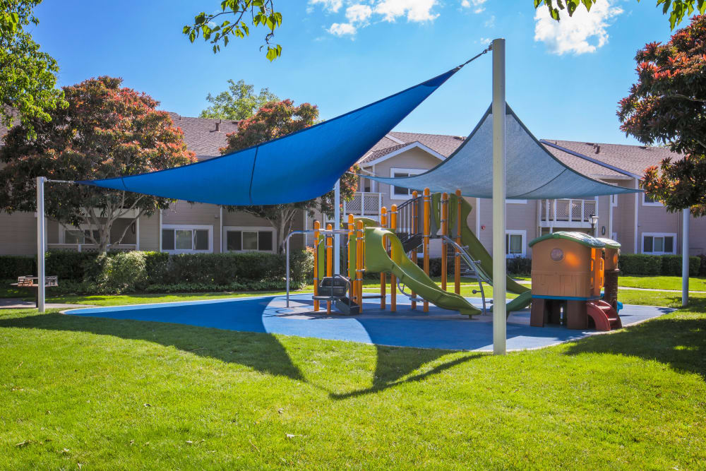 Lounge amenities at Cypress Pointe Apartments in Gilroy, California