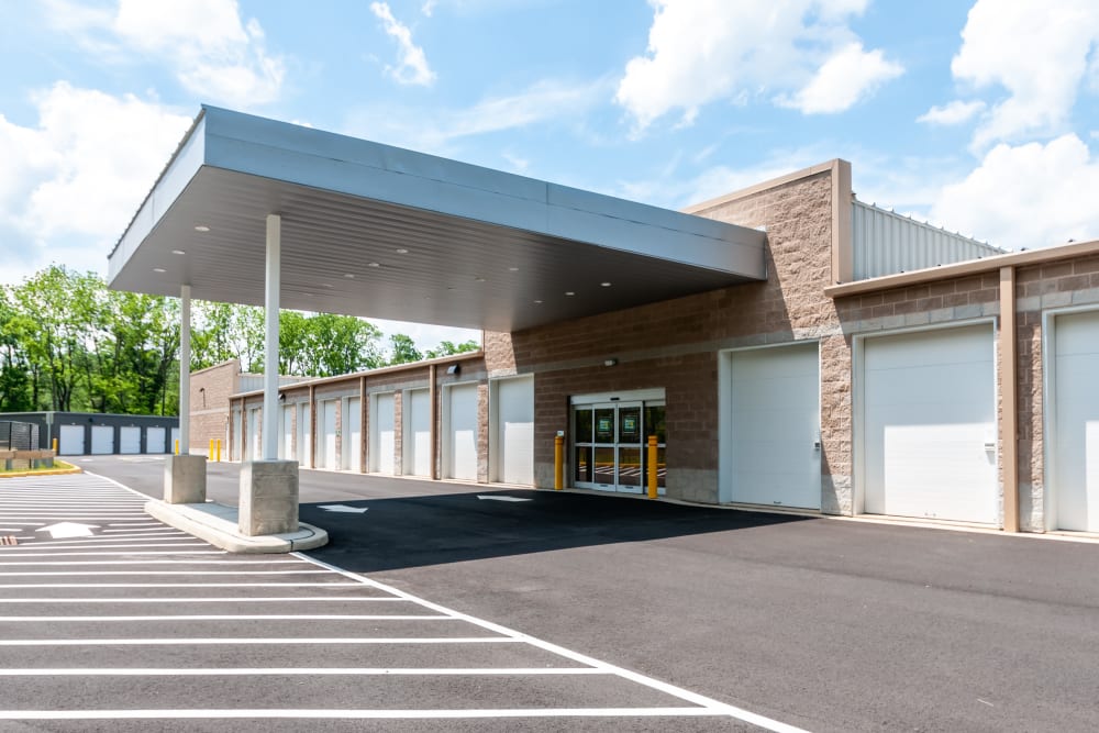 Covered loading and unloading zone at Metro Self Storage in Mount Laurel