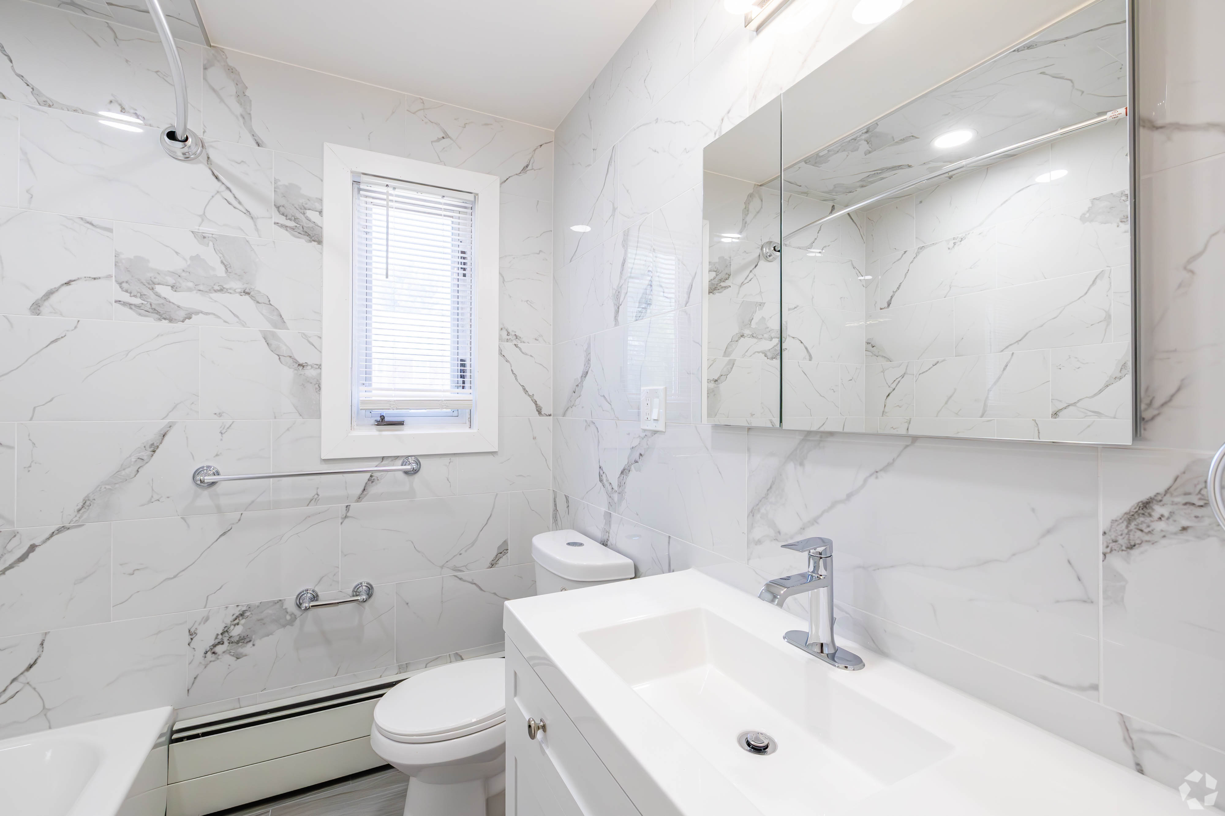 1BR, 1BA - 819 Sq Ft (Bathroom)