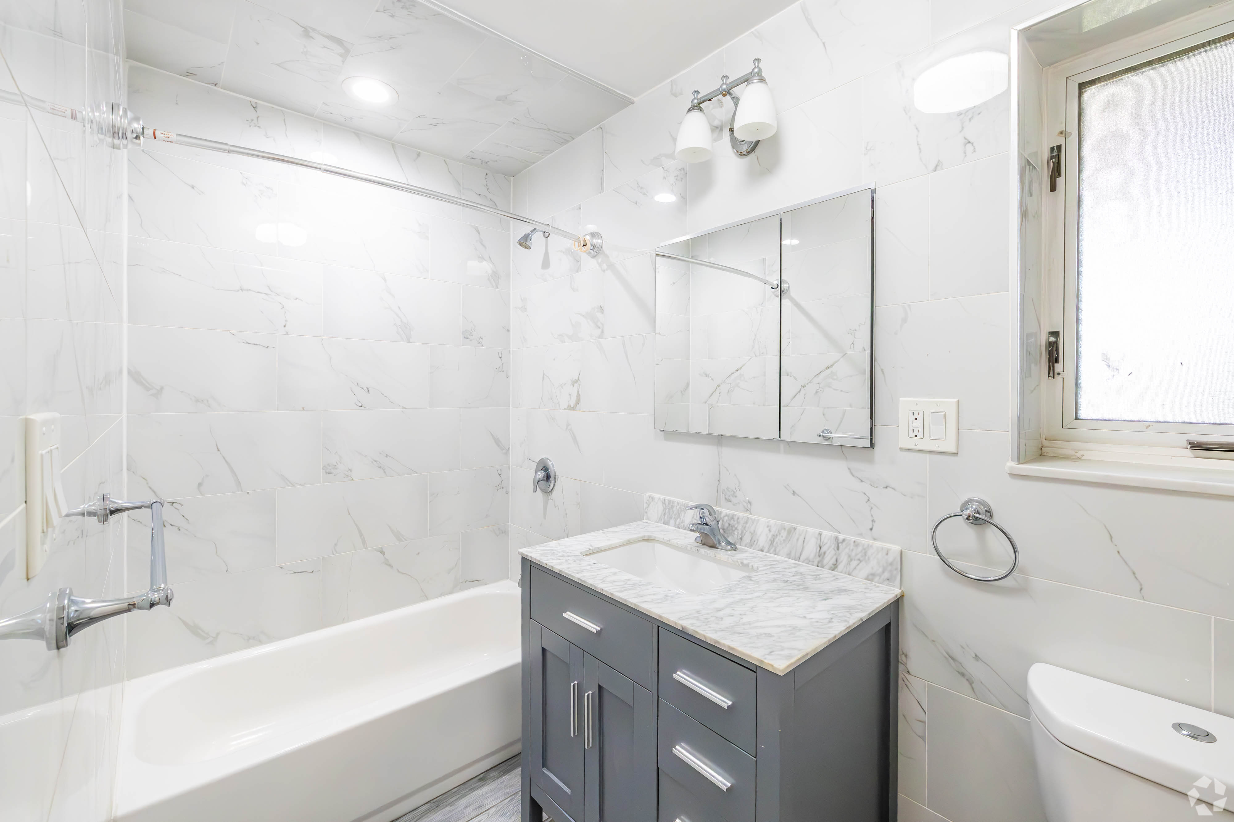 2BR, 2BA - 1295 Sq Ft (Primary Bath)