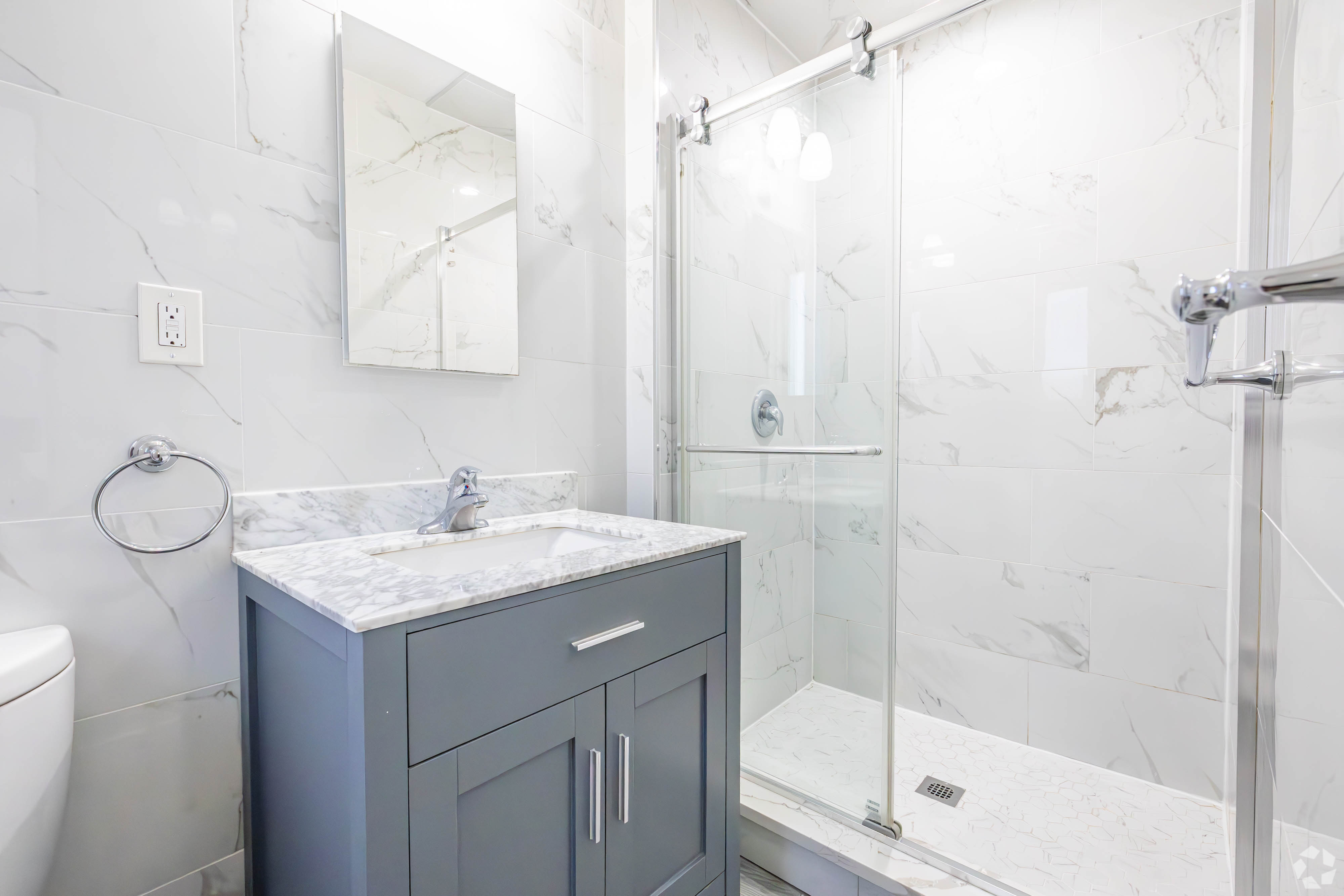 2BR, 2BA - 1295 Sq Ft (Secondary Bath)