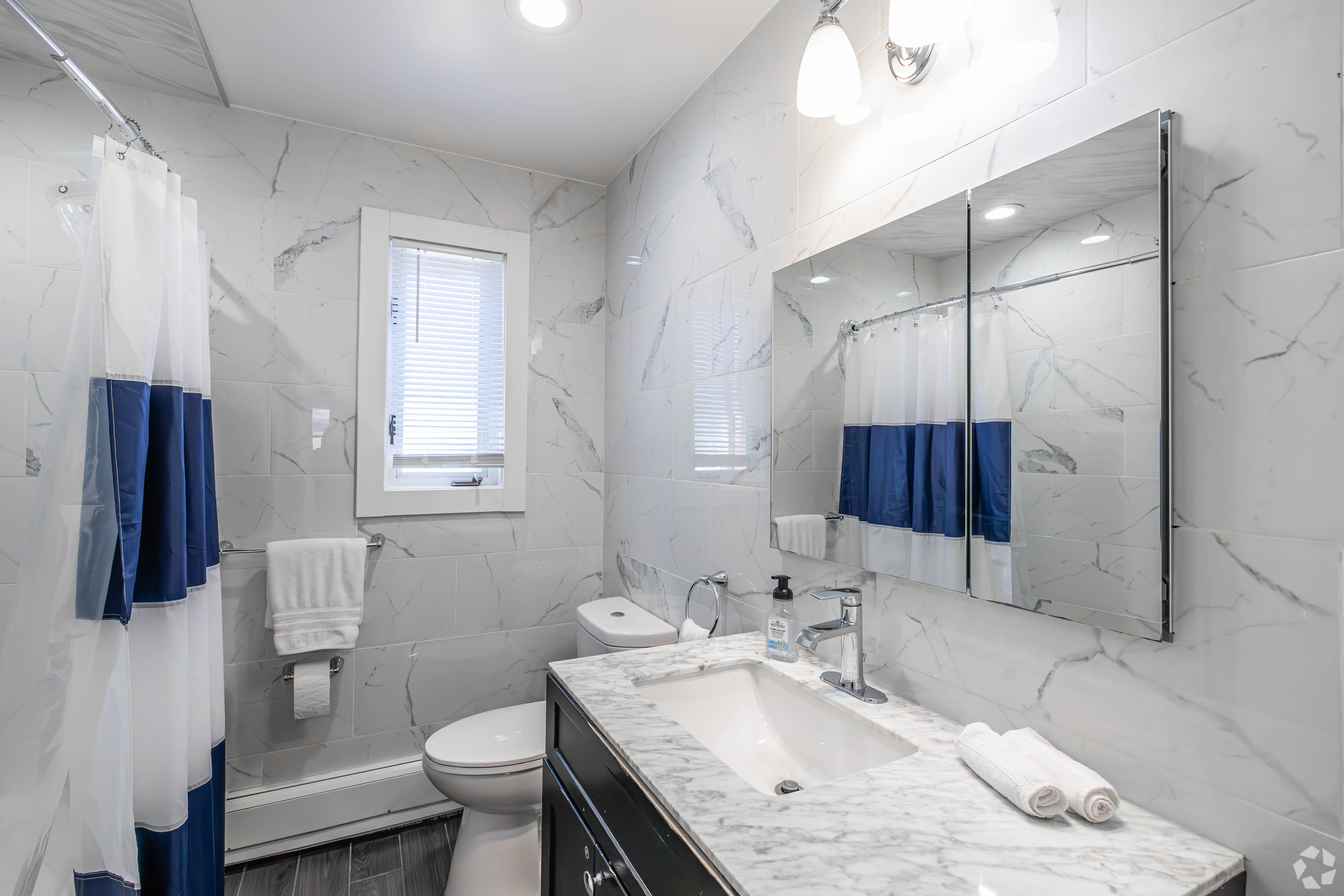 2 BR, 2.5 BA - 1955 Sq Ft (Primary Bath)