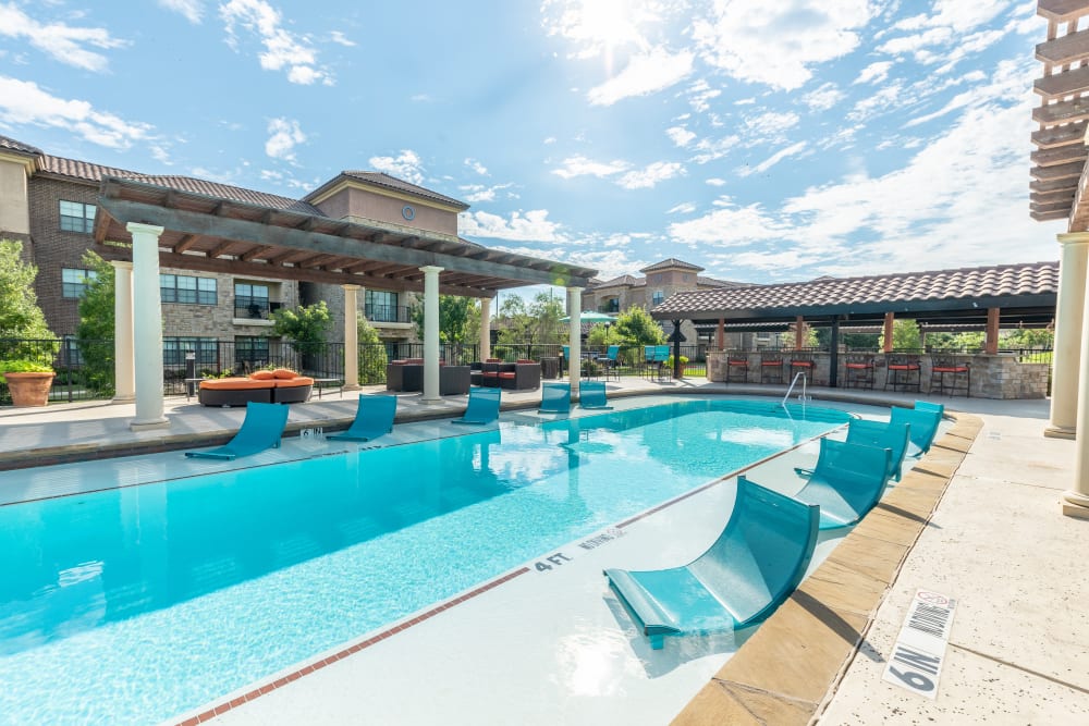 Inviting pool at Evolv in Mansfield, Texas on a beautiful day