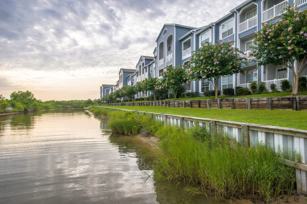 Exterior building with river view at Villa du Lac Apartment Homes in Slidell, Louisiana