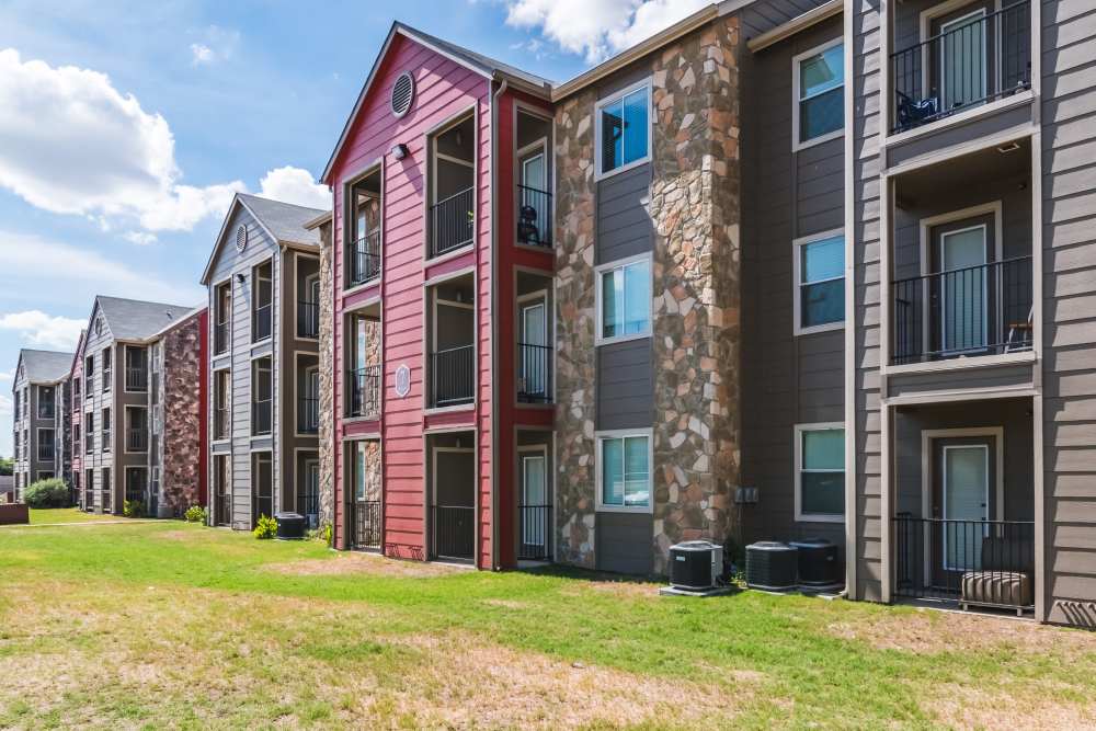 Side view of apartment at Villa De Oro in San Antonio, Texas
