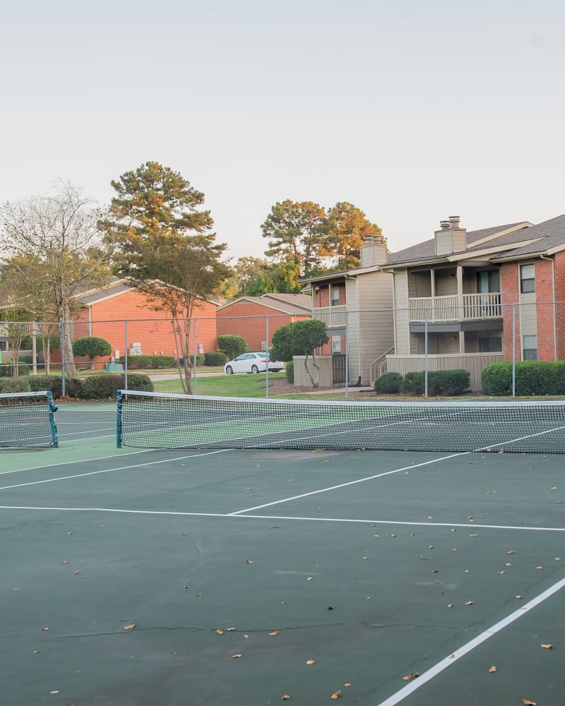 The Mark Apartments offers a tennis court in Ridgeland, Mississippi