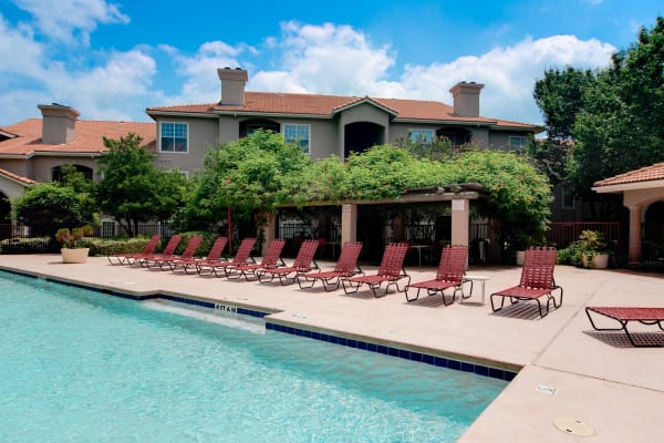 Beautiful swimming pool at Rancho Palisades in Dallas, Texas