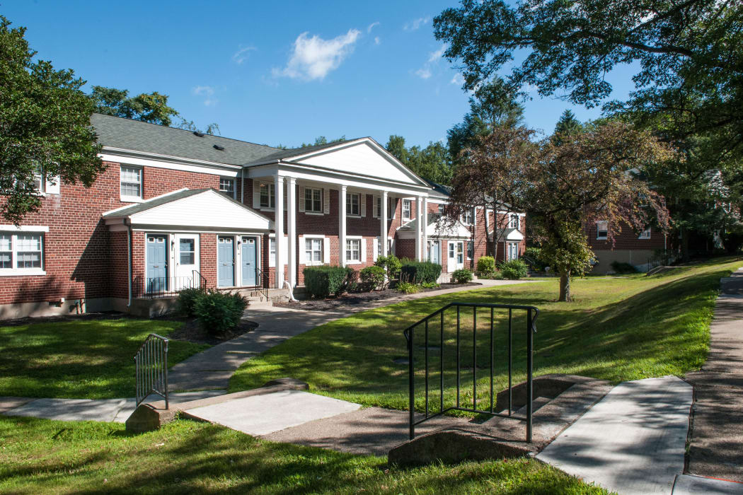 Exterior view of the Oakmont Park Apartments community in Scranton, Pennsylvania