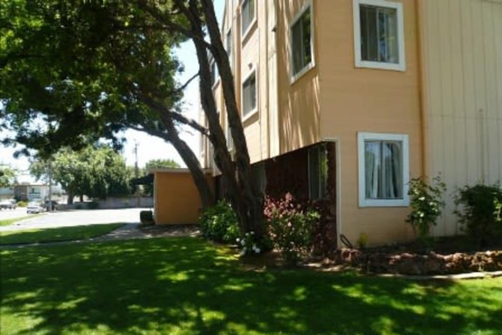 Exterior of apartments at River Park Vista Apartments in Sacramento, CA