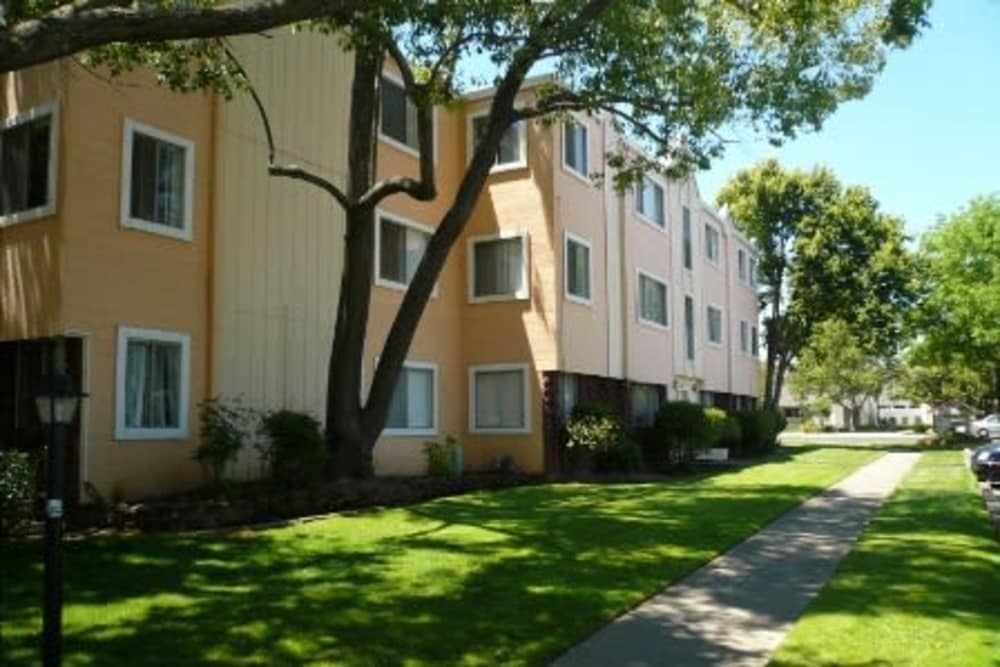 Exterior view of River Park Vista Apartments in Sacramento, CA
