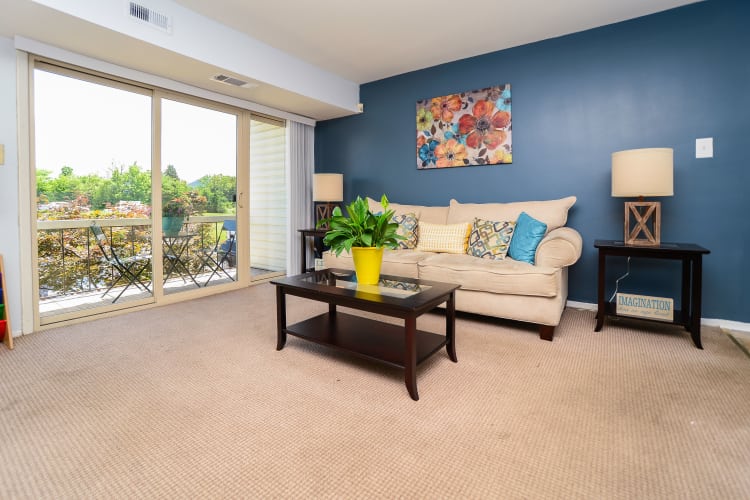 Ross Ridge Apartment Homes offers a spacious living room in Baltimore, MD