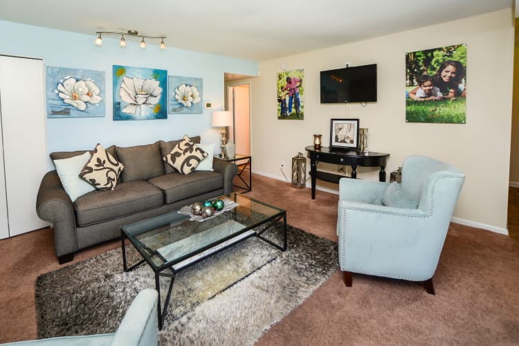 Cedar Creek Apartment Homes offers a spacious living room in Glen Burnie, MD