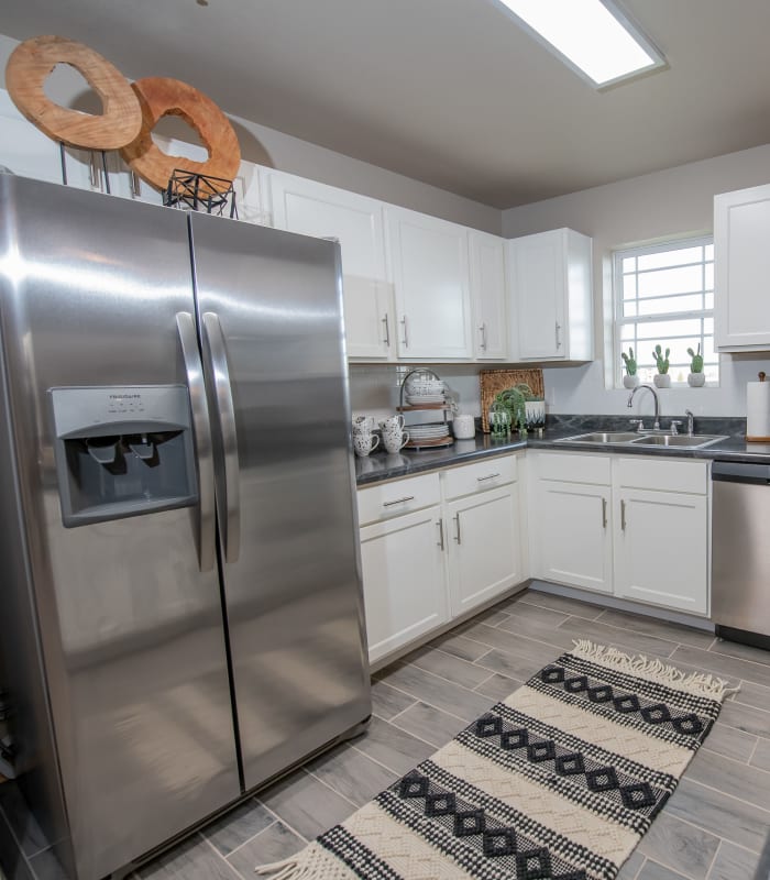 Kitchen with granite countertops at Stonehorse Crossing Apartments in Oklahoma City, Oklahoma