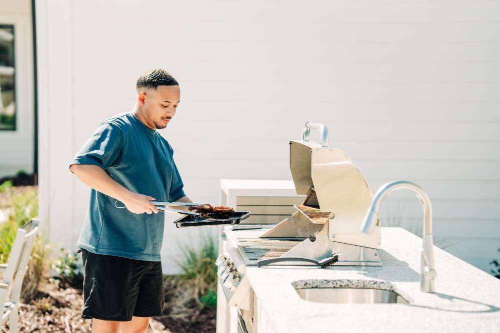 Outdoor kitchen at The Flats at Crosspointe in Columbia, South Carolina