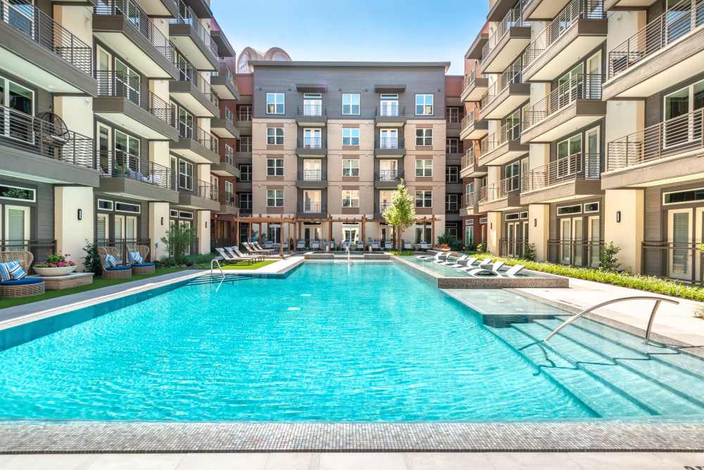 Charming community with swimming pol at Cornell Midtown in Dallas Texas