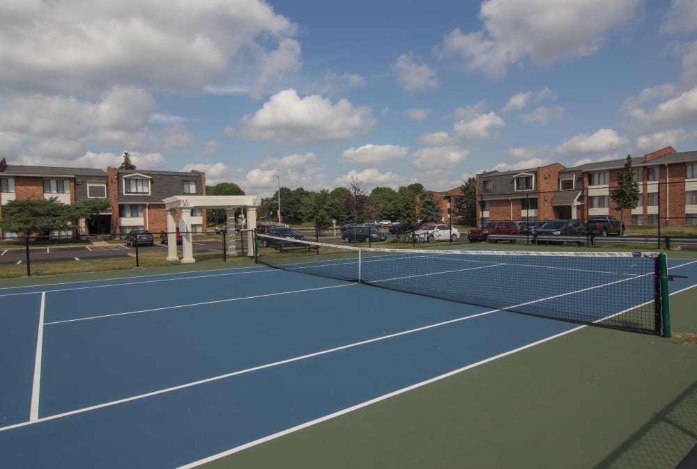 Tennis court at Windsor Lakes Apartment Homes in Woodridge, Illinois