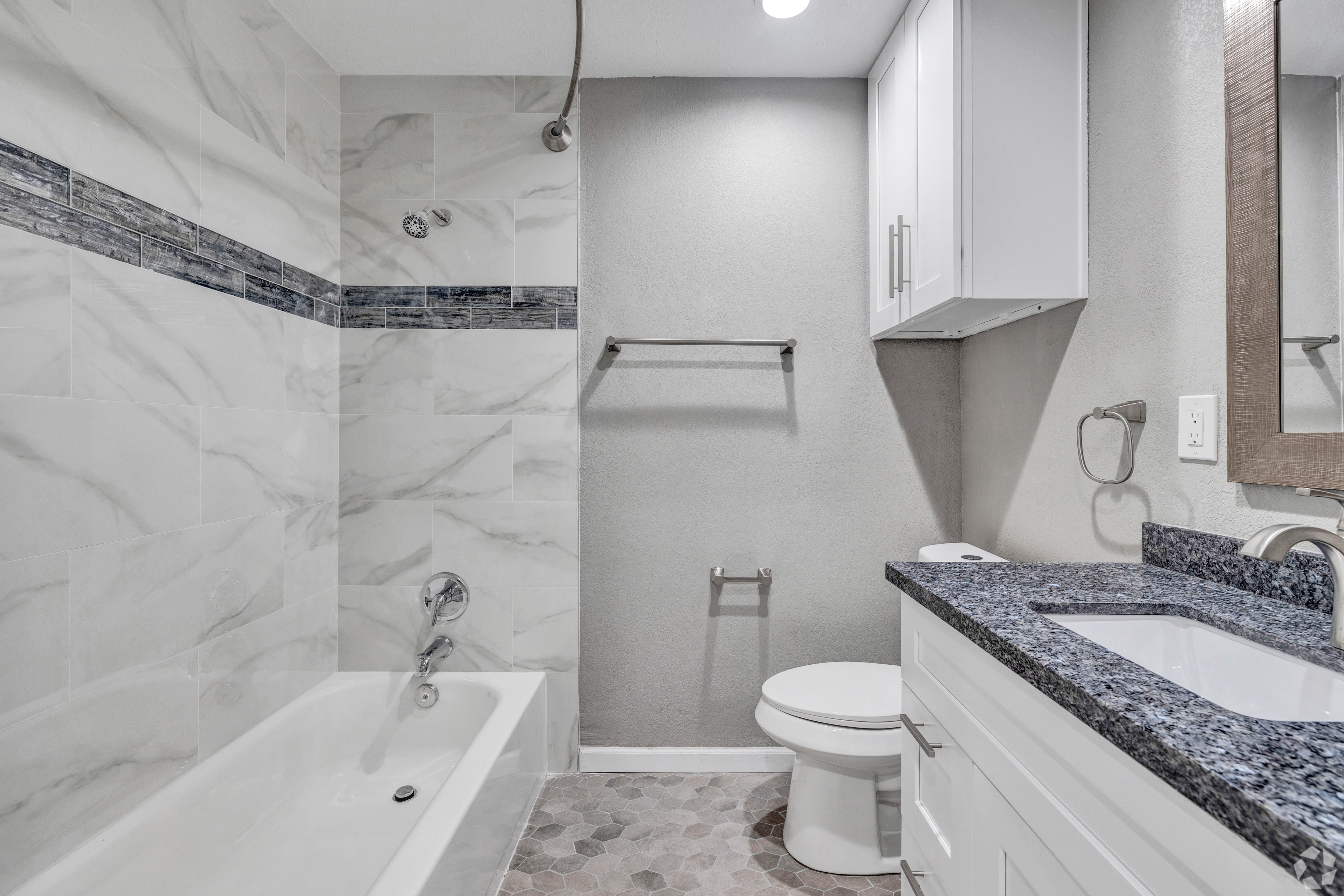 2BR, 2BA - 950SF - Primary Bathroom