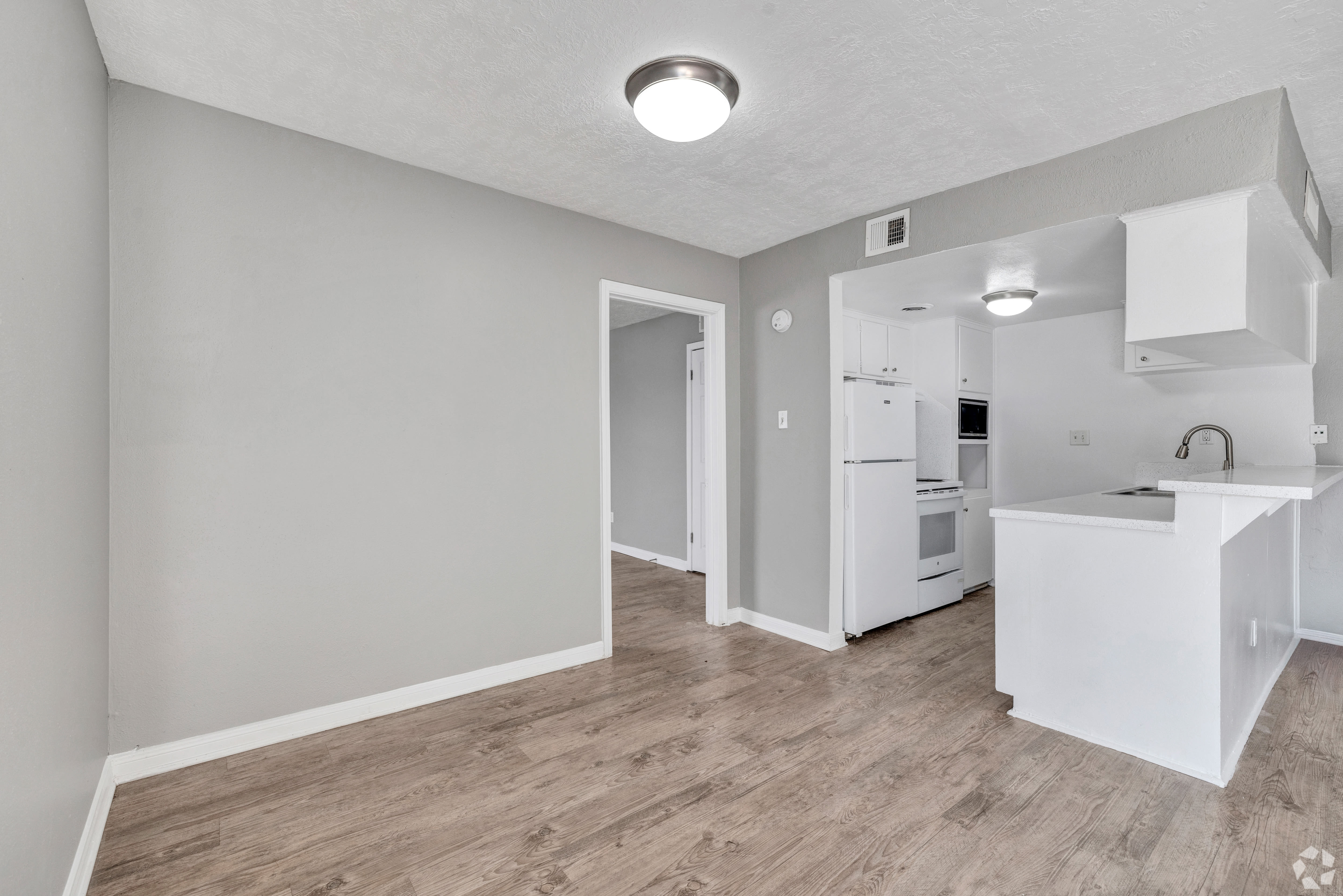 1BR, 1BA - 640SF - Kitchen/Dining Room