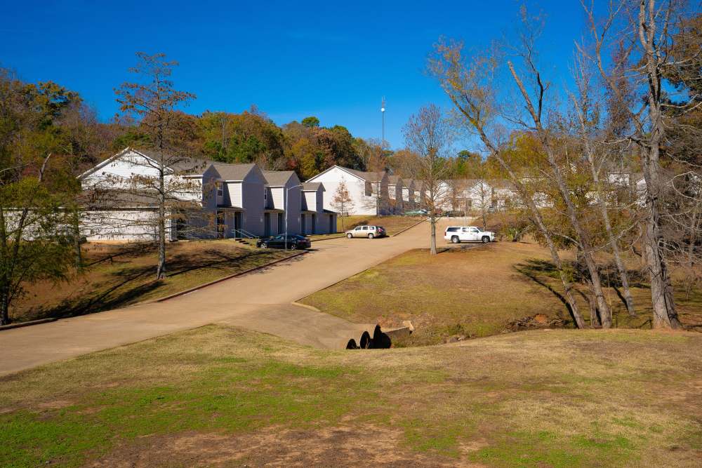 Charming exterior of the apartments at Ryan's Crossing in Marshall, Texas