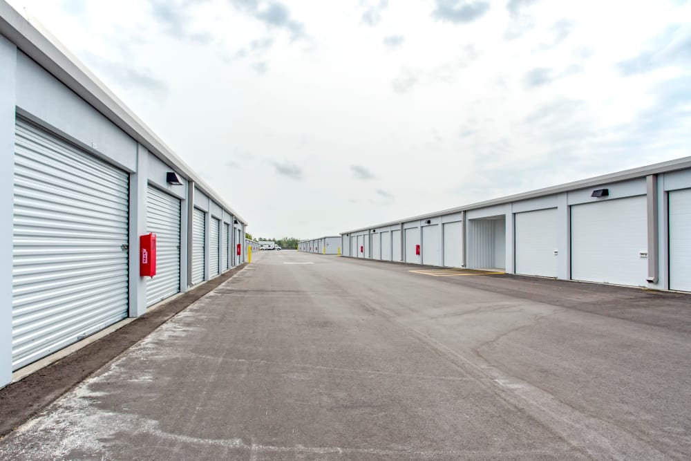 Exterior drive up units at Metro Self Storage in Orlando, Florida
