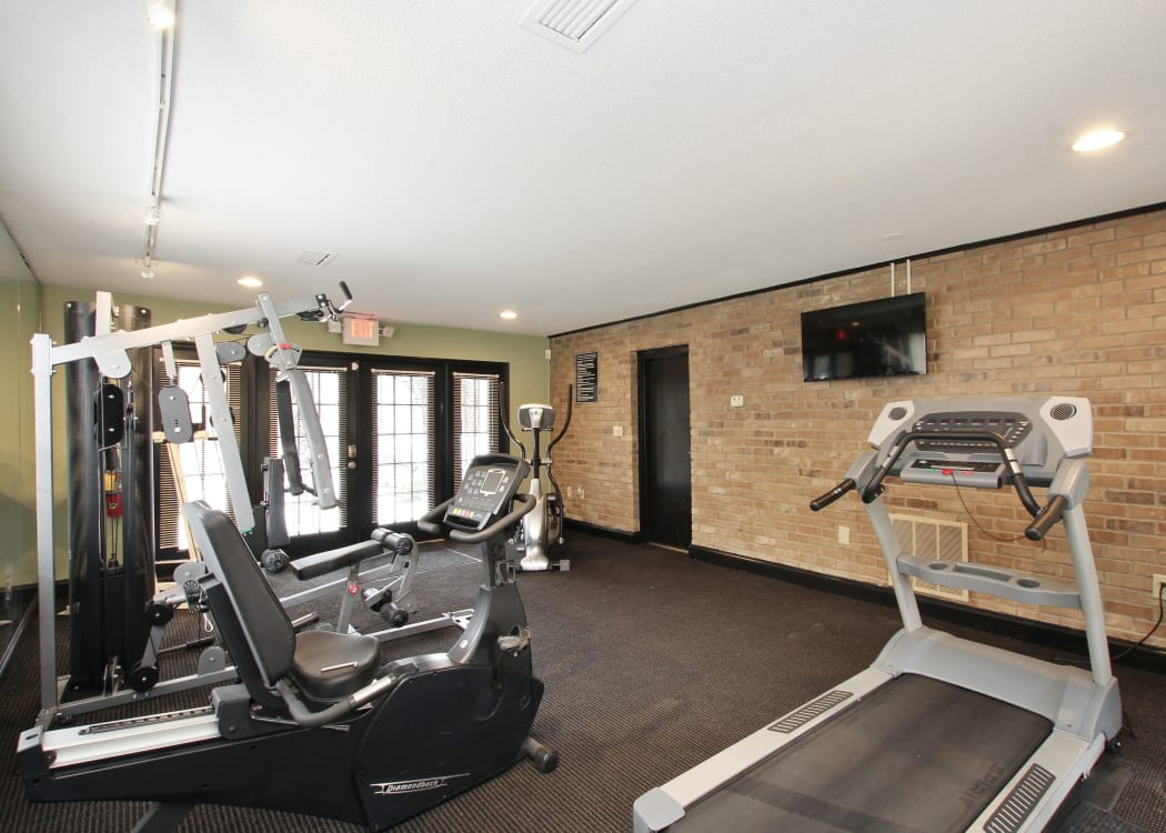 Stay healthy in the Alturas Embry Hills fitness center in Doraville, Georgia