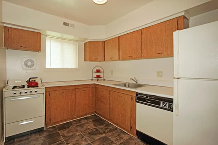 Glen Mar Apartment Homes offers a renovated kitchen in Glen Burnie, Maryland
