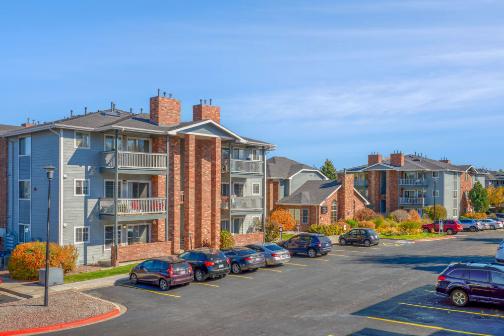 Exterior Building View at Arapahoe Club Apartments in Denver, Colorado