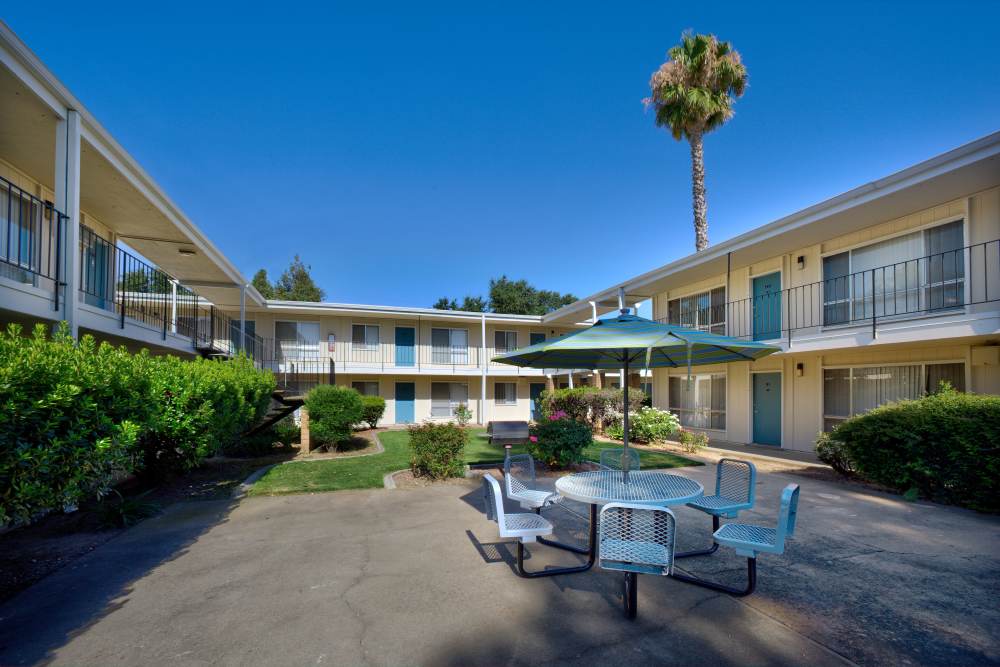 Outdoor seating area at Fair Oaks Apartments in Sacramento,California