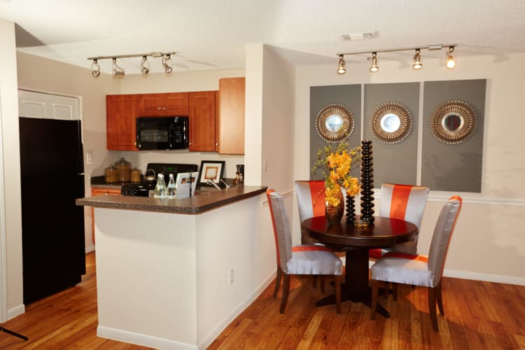 Middletown Brooke Apartment Homes showcase a well-equipped kitchen and beautiful dining area in Middletown