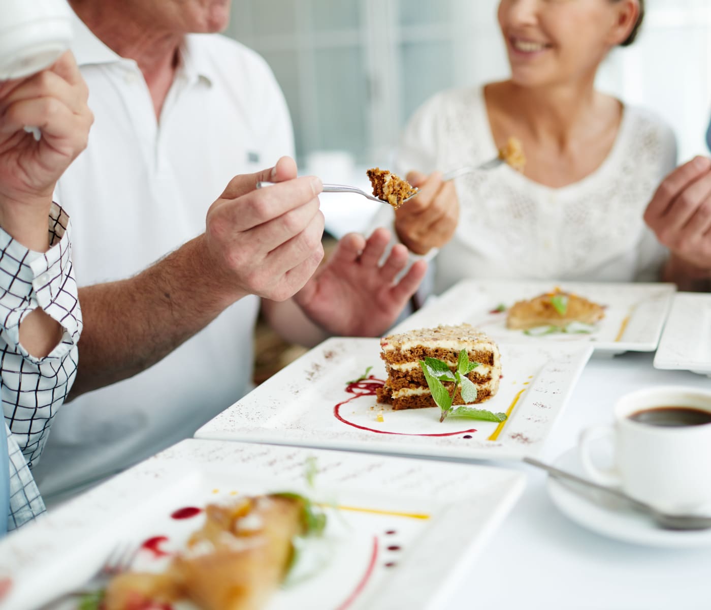 Residents eating in restaurant-style dining at Arcadian Cove in Richmond, Kentucky.