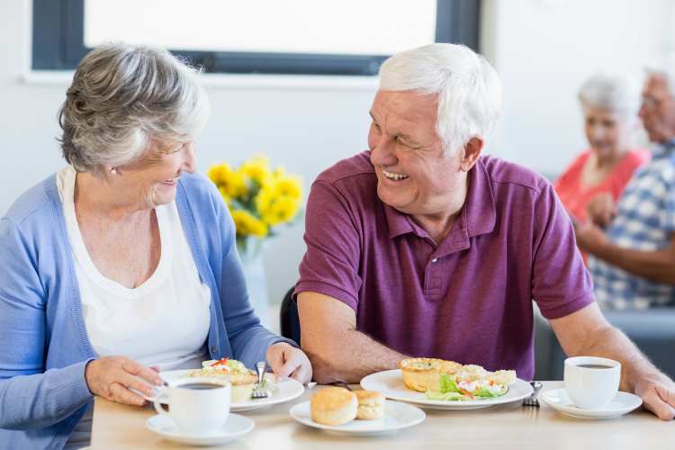 Seniors Eating at Watermere McKinney in Mckinney, Texas.