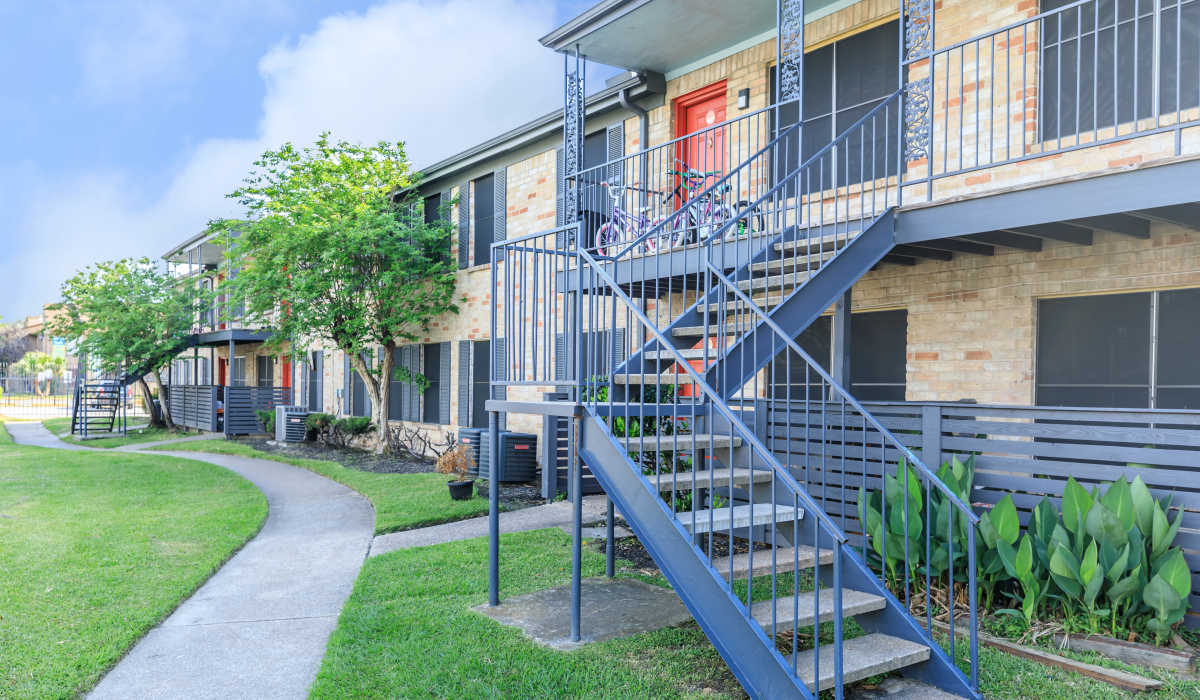 Apartments with landscape at Costa Mesa Apartments in Houston, Texas