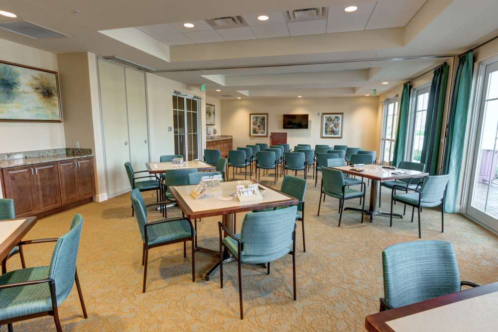 Community lounge with dining tables and chairs at Barclay House of Stuart in Stuart, Florida