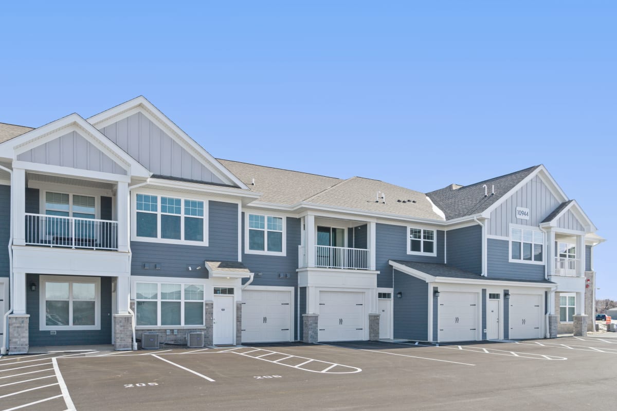 Building with parking at Seasons at North Aurora in North Aurora, Illinois
