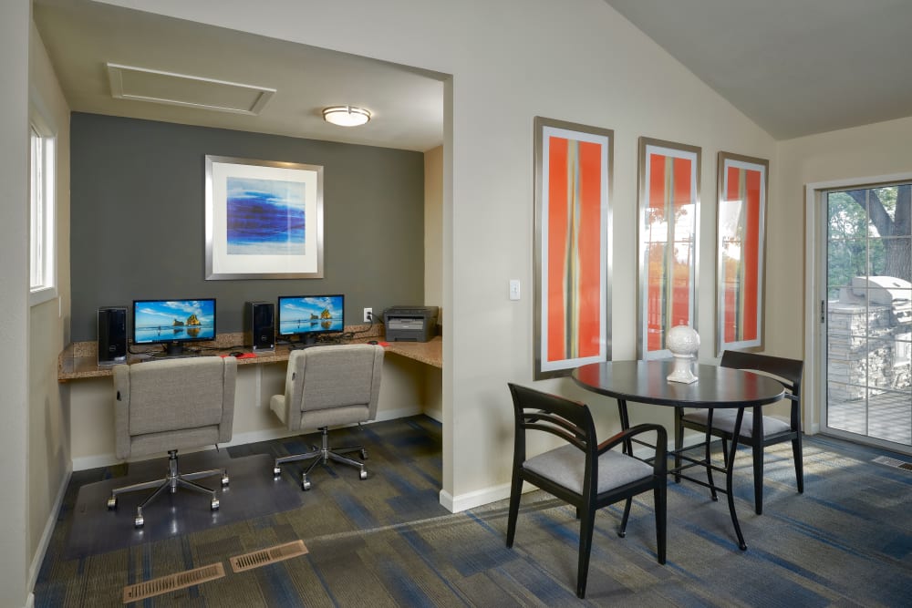 Business center with personal computers for resident use at Bluesky Landing Apartments in Lakewood, Colorado