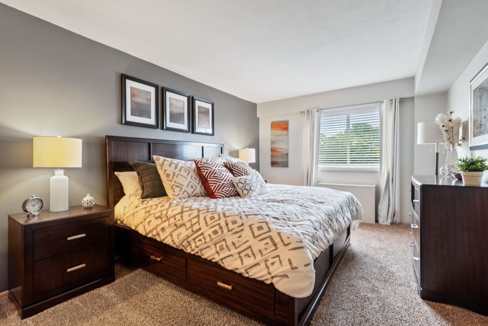 A living room with wood-style flooring at Goldelm at 414 Flats in Knoxville, Tennessee