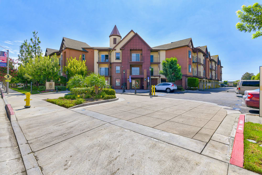 Paved walkway outside at Windsor Court & Stratford Place in Westminster, California