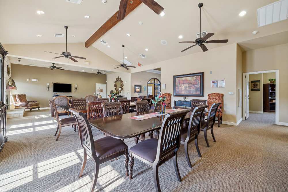 Charming common area with elegant furnishings and vaulted ceilings at Arbor Pines in Orange, Texas.