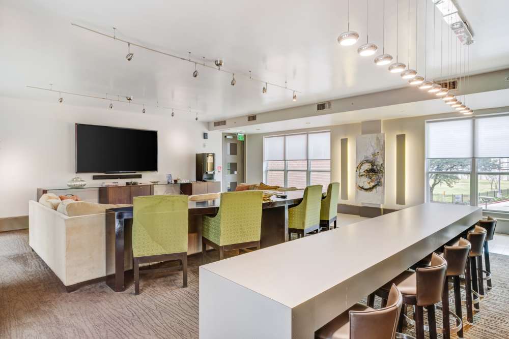 Contemporary communal space featuring stylish seating and a sleek entertainment area at Hollings Post Oak in Houston, Texas.