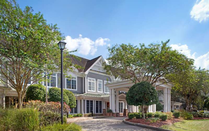 Apartment view with walking path of Glenncrest at Siegen in Baton Rouge, Louisiana