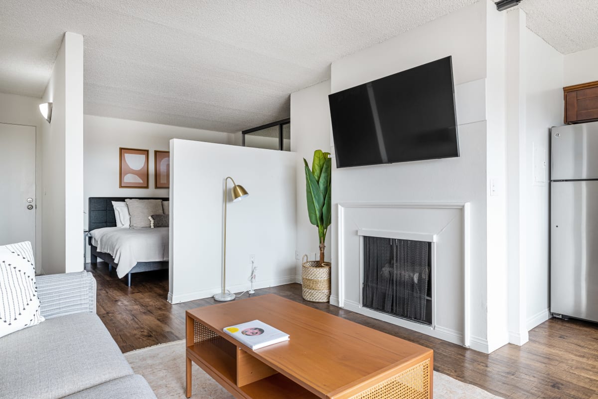 Apartment with fireplace at Playa Pacifica, Playa Del Rey, California