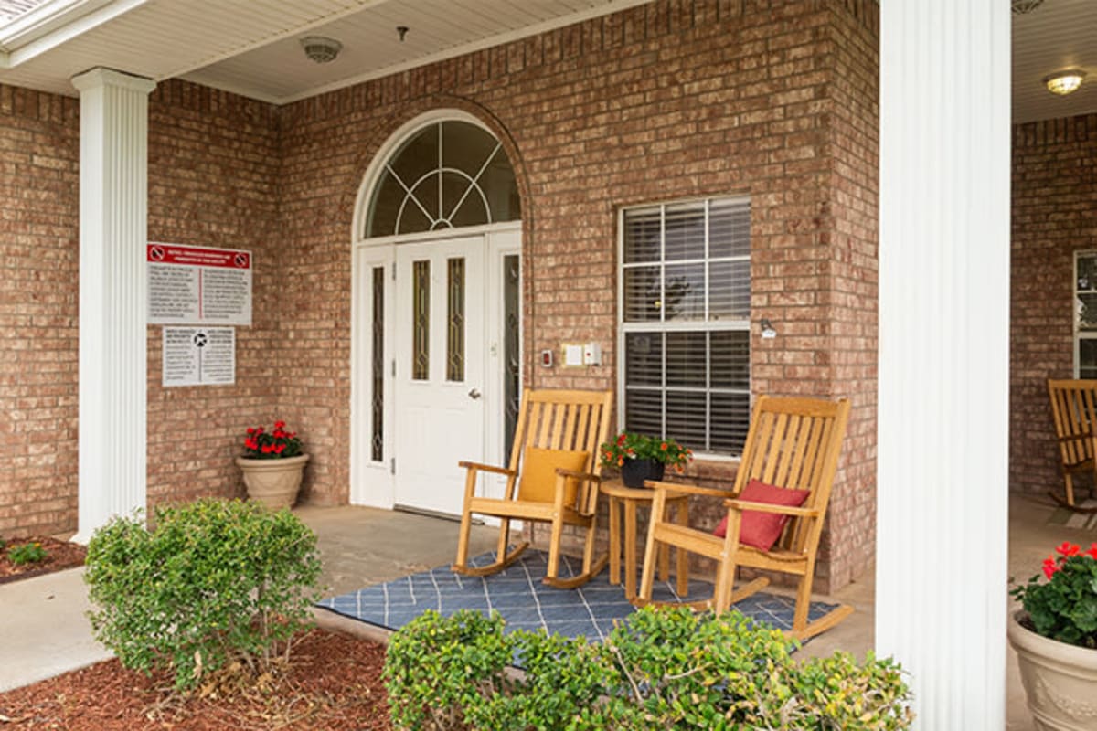 Front entrance and covered porch at Plum Creek Place in Amarillo, Texas